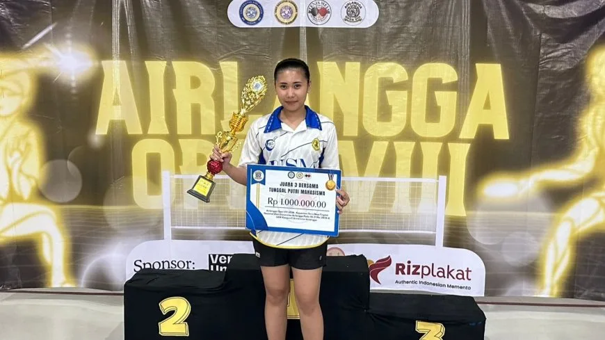 Mahasiswi USM Ika Fistiana meraih juara 3 Kejuaraan Nasional Tenis Meja Airlangga Open VIII 2026 setelah tampil impresif hingga semifinal.