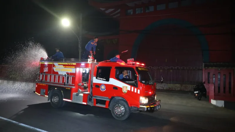 Pemkot Semarang Siram Jalan Sekitar TPA Jatibarang untuk Tekan Dampak Kebakaran