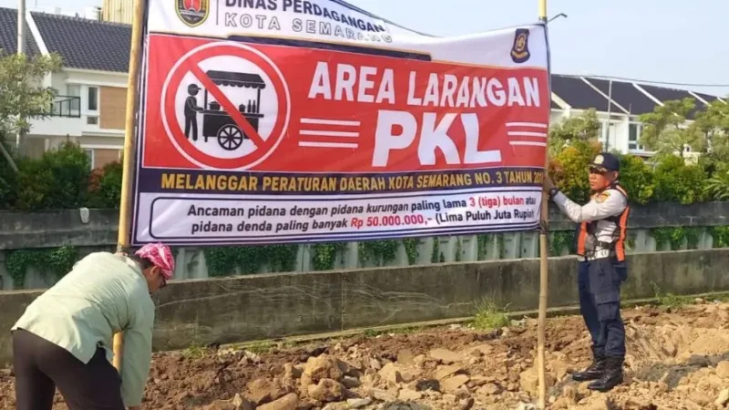 Pemkot Semarang menertibkan tiga lapak PKL dan parkir liar di Jalan Madukoro karena tidak berizin serta melanggar aturan.