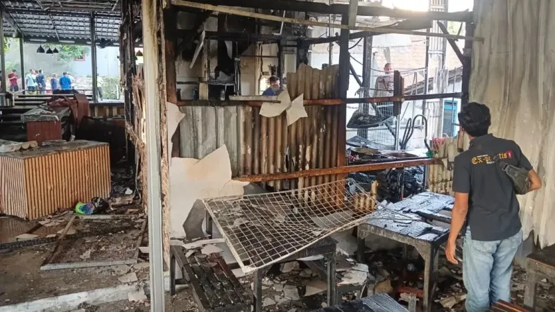 Gas Bocor, Warung Ayam Geprek Bharata Tembalang Dilalap Api