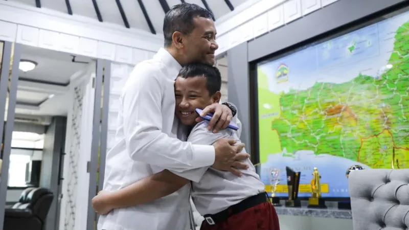Siswa SD Boyolali Penemu Celah Sistem NASA Terima Laptop dari Gubernur Jateng