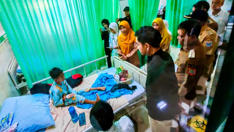 Gibran dan Ahmad Luthfi Tinjau Langsung Pasien Dugaan Keracunan MBG di Batang