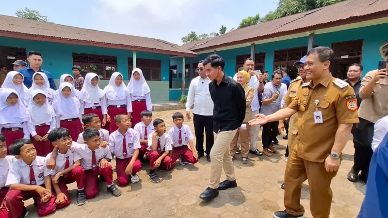 Gibran dan Ahmad Luthfi menemui korban dugaan keracunan MBG di Batang