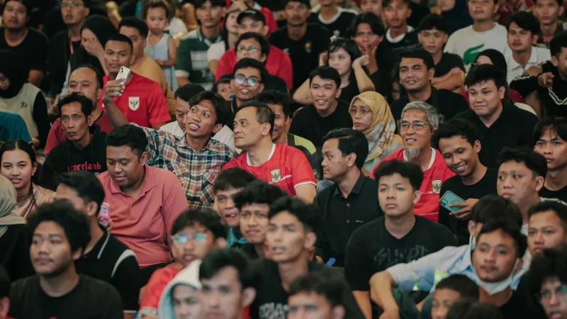 Nobar Timnas Indonesia di Kantor Gubernur Jateng menggeliatkan UMKM dan PKL sekaligus menghadirkan euforia dukungan Skuad Garuda di Semarang