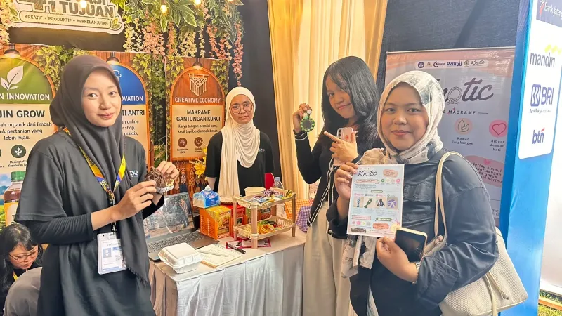 Mahasiswa USM tampil di KMI Expo XVII 2026, di Unsoed dengan dua tim unggulan, membawa inovasi wirausaha dari program P2MW tingkat nasional.