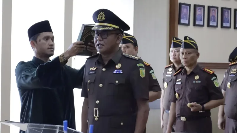 Andhie Fajar Arianto dilantik jadi Asintel Kejati Jateng. Wakajati Waito Wongateleng meminta penguatan deteksi dini dan koordinasi intelijen