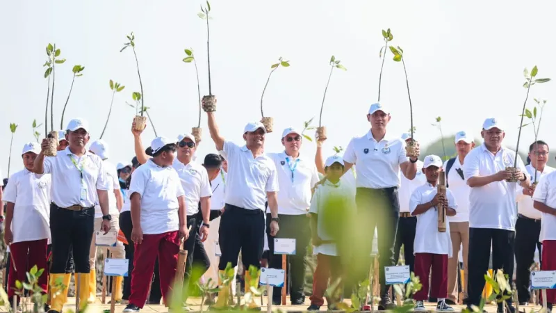 Atasi Abrasi Pantura, AHY dan Ahmad Luthfi Tanam Mangrove dengan HexBricks di Demak