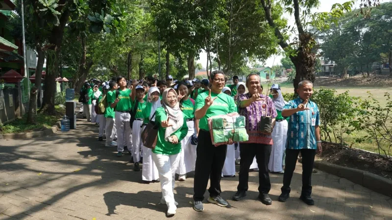 Ratusan siswa kelas VII SMPN 21 Semarang mengikuti kegiatan outing class untuk mempelajari pemilahan dan pengolahan sampah organik di Kantor Dinas Lingkungan Hidup (DLH) Kota Semarang.