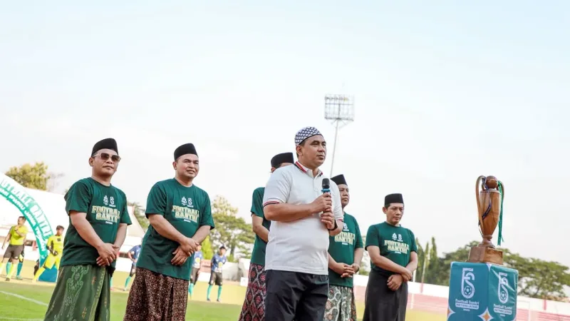 Football Santri 2026 dimenangi PP Darul Amanah Kendal usai mengalahkan Walisongo Sragen 2-1. Taj Yasin dorong pembinaan bakat santri Jateng.