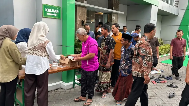 Pegadaian Kanwil XI Semarang menggelar Jumat Berkah dengan membagikan makanan gratis melalui program Mengetuk Pintu Langit untuk masyarakat.