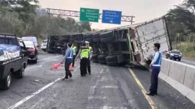 Truk Biji Plastik Terguling di Tol Ungaran, Diduga Rem Tak Berfungsi hingga Macet