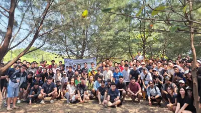 400 mangrove ditanam di Pantai Tirang Kota Semarang oleh mahasiswa BINUS dan KPA Mangrove untuk mencegah abrasi pesisir, Minggu (16/8/2026).