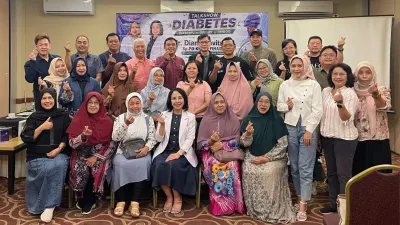 Narasumber dan para peserta acara temu wicara berfoto bersama setelah kegiatan.