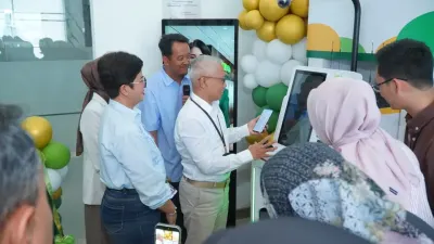 ATM Emas Pegadaian resmi hadir di Poncol, Semarang. Nasabah bisa mengubah saldo Tabungan Emas menjadi emas batangan fisik ukuran 1-100 gram.