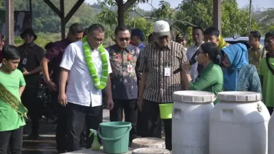 image_870x_6a1e9b462097Kecamatan Tembalang, mendapat perhatian dan apresiasi dari Menteri Lingkungan Hidup Republik Indonesia, Jumhur Hidayat.5