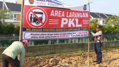 Pemkot Semarang menertibkan tiga lapak PKL dan parkir liar di Jalan Madukoro karena tidak berizin serta melanggar aturan.