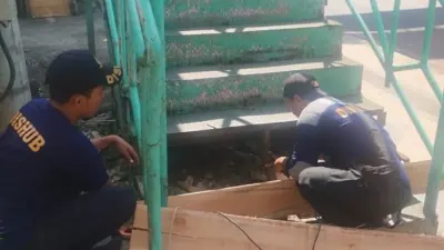 Dishub Kota Semarang memperbaiki JPO Pasar Bulu untuk meningkatkan keamanan dan kenyamanan pejalan kaki di kawasan padat aktivitas.