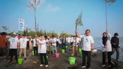 Pemprov Jateng menanam ribuan mangrove dan cemara laut di Pantai Tirang untuk mencegah abrasi, rob, dan dampak perubahan iklim.
