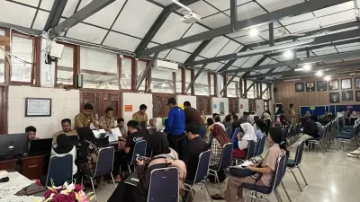 Sistem Tersendat, Ratusan Wali Murid Serbu Posko SPMB SMP Semarang