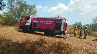 Api Bakar Semak Belukar di Bukit Teletubbies Tembalang