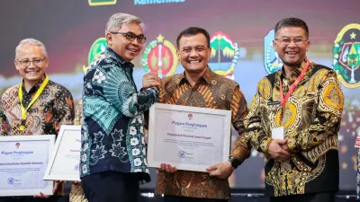Gubernur Jawa Tengah Ahmad Luthfi Terima Penghargaan KPK untuk Program Integritas ASN