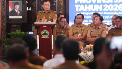 Luthfi Minta Dukungan Nila Salin untuk Atasi Dampak Rob Pesisir