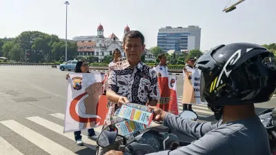 Edukasi Narkoba di Lampu Merah, Polda Jateng Bagi Sarapan Gratis
