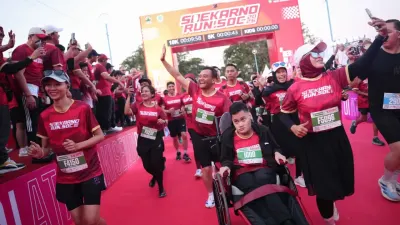 Gubernur Luthfi Dorong Kursi Roda Anak di Soekarno Run 2026