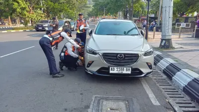Dishub Semarang Gembok Mobil Parkir Liar di Jalan Pahlawan