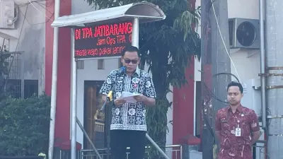 Sekda Kota Semarang, Handi Priyanto saat memberikan sambutan saat memimpin Apel Kesiapsiagaan Kebakaran di TPA Jatibarang, Mijen, Kota Semarang, Kamis (9/7/2026).