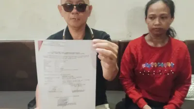 Penasihat hukum IKS, Totok Suprapto yang didampingi perwakilan kliennya saat memberikan keterangan kepada awak media.