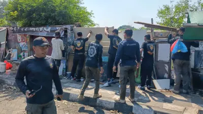 Satpol PP Tertibkan Usaha Rosok Sepanjang Jl Kolonel Sugiyono