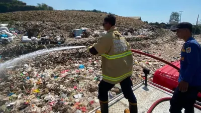 Cegah Api Kemarau, TPA Jatibarang Disemprot Air Dua Hari Sekali