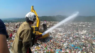 Cegah Kebakaran, DLH dan Damkar Rutin Semprot Zona Rawan TPA Jatibarang