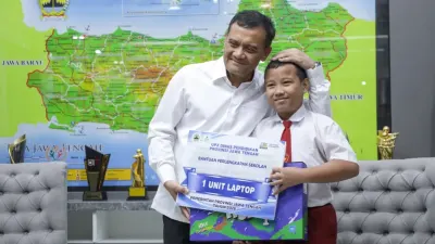 Siswa SD Boyolali Penemu Celah Sistem NASA Terima Laptop dari Gubernur Jateng
