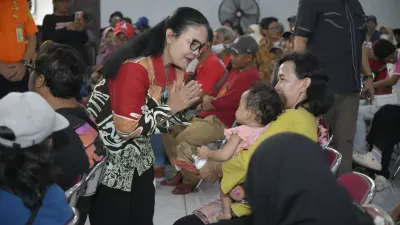 Wali Kota Agustina Serahkan Bantuan Renovasi Rumah, Tinjau Rehabilitasi MAN 1