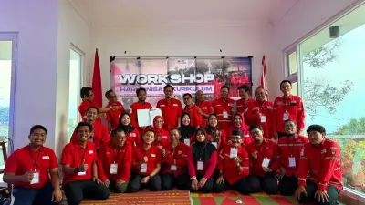 Koordinator Pelatih PMI Kota Semarang Dr Saiful Hadi MKom menyerahkan berkas workshop harmonisasi kurikulum kepada Kabid Relawan dan Penanngulangna Bencana  Wiwit Rijanto, S.H., M.H