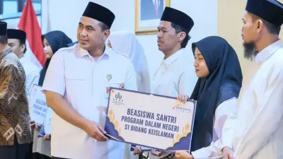 Serahkan Beasiswa Santri, Taj Yasin Dorong Penguatan STEM dan Nilai Pesantren