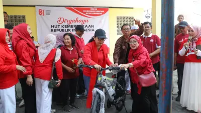 Sambil Nyanyi dan Ajak Warga Tebak-Tebakan, Agustina Sapa Warga di HUT RI