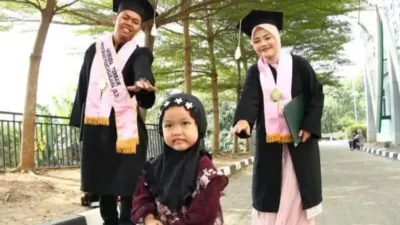 Dari Beras Sisa Kondangan hingga Wisuda Bersama, Pasutri Ini Raih Gelar Doktor-Magister