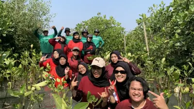 UKM PIB USM Tanam Mangrove di Pesisir Semarang, Dorong Jaga Lingkungan