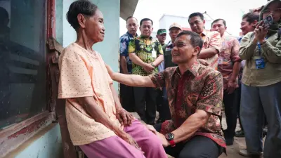 Gubernur Luthfi Pulihkan Bansos Lansia Pekalongan yang Terdampak Penyalahgunaan KTP