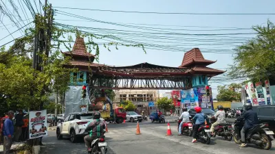 Ditabrak Truk Kontainer, Gerbang PRPP Semarang Nyaris Roboh dan Rusak Parah