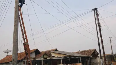 PLN Icon Plus Perkuat Keandalan Jaringan lewat Perapihan Kabel di Batang