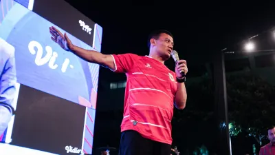 Gubernur Luthfi Nobar Timnas Bareng Ribuan Warga, Rumah Rakyat Jadi Ruang Kebersamaan