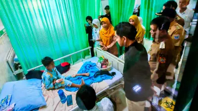 Gibran dan Ahmad Luthfi Tinjau Langsung Pasien Dugaan Keracunan MBG di Batang