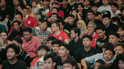 Nobar Timnas Indonesia di Kantor Gubernur Jateng menggeliatkan UMKM dan PKL sekaligus menghadirkan euforia dukungan Skuad Garuda di Semarang