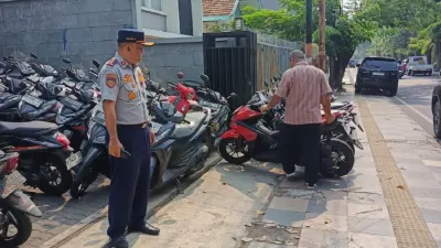 Dishub Semarang Tertibkan Parkir Liar di Trotoar Jalan Mayjen Sutoyo
