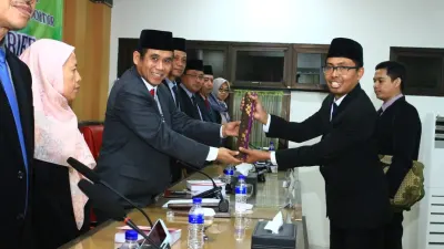 Mantan Loper Koran Raih Doktor UIN Walisongo, Arief Buktikan Pendidikan Tanpa Batas