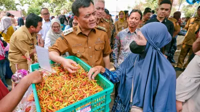 Pemprov Jateng dan BI menggelar gerakan pangan murah untuk menekan inflasi. Harga cabai dan beras lebih terjangkau, petani mendapat bantuan.